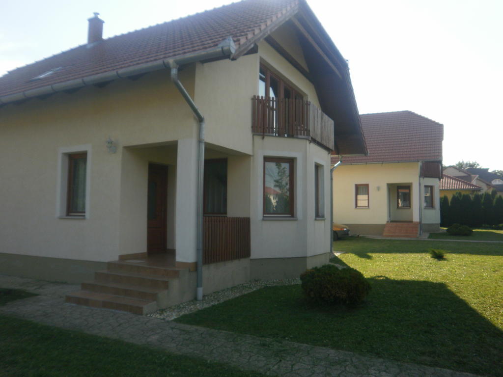 Zalakarosi Égerfa Nyaralóház Földszinti és Emeleti Apartman Exterior foto