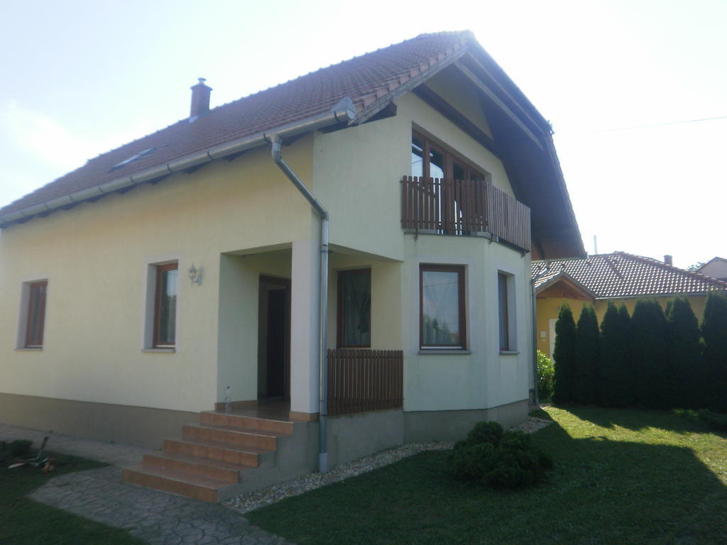 Zalakarosi Égerfa Nyaralóház Földszinti és Emeleti Apartman Exterior foto