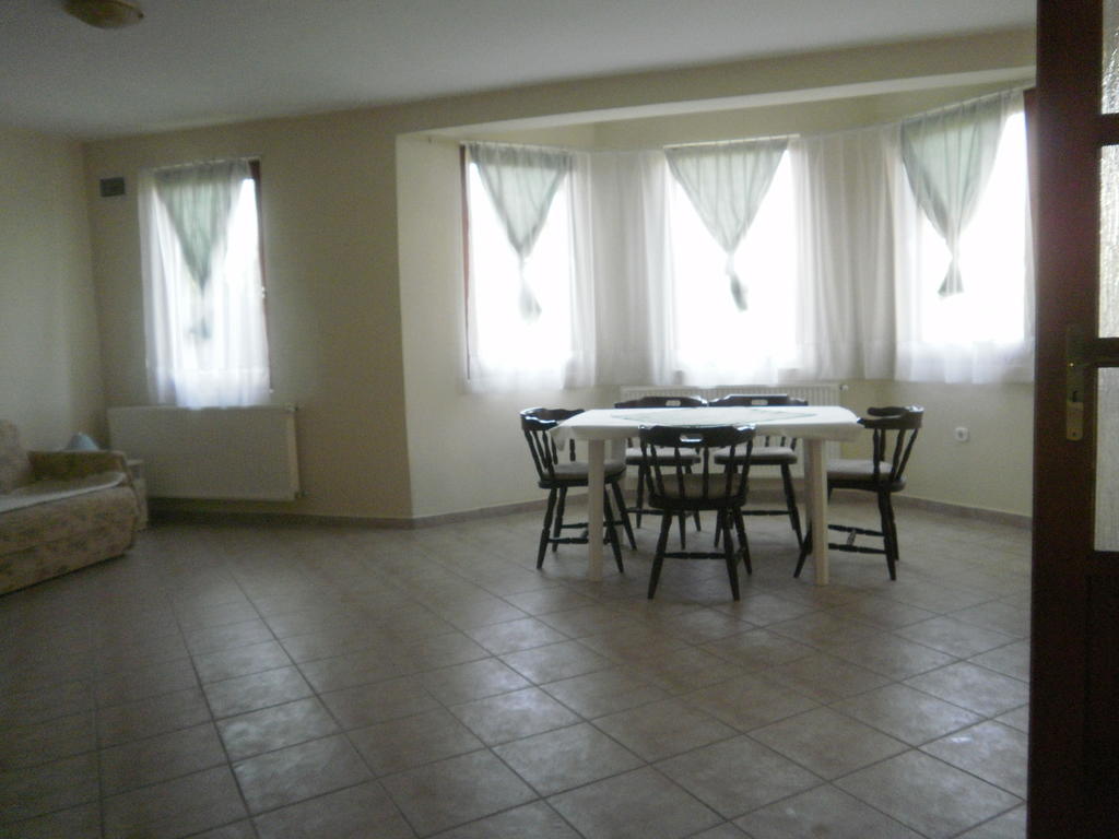 Zalakarosi Égerfa Nyaralóház Földszinti és Emeleti Apartman Habitación foto